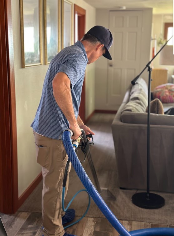 Chinook Services worker, carpet cleaning Everett